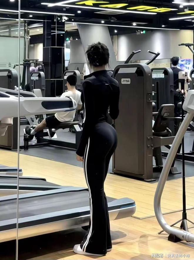 乐鱼网址健身房瑜伽服擦边跟没穿有甚么区分网友：辣眼睛(图2)