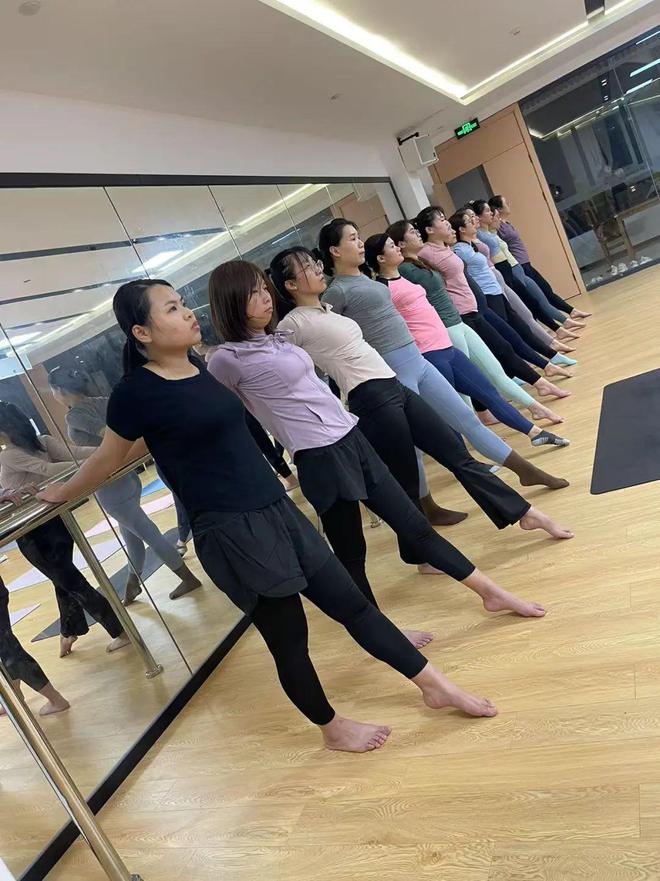 乐鱼当瑜伽碰见芳华！15小时课程见证生长轨迹→(图4)