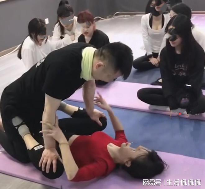 leyu乐鱼官网精干男锻练教瑜伽时跟女生密切打仗并请求把腿翻开真怕他不由得(图3)