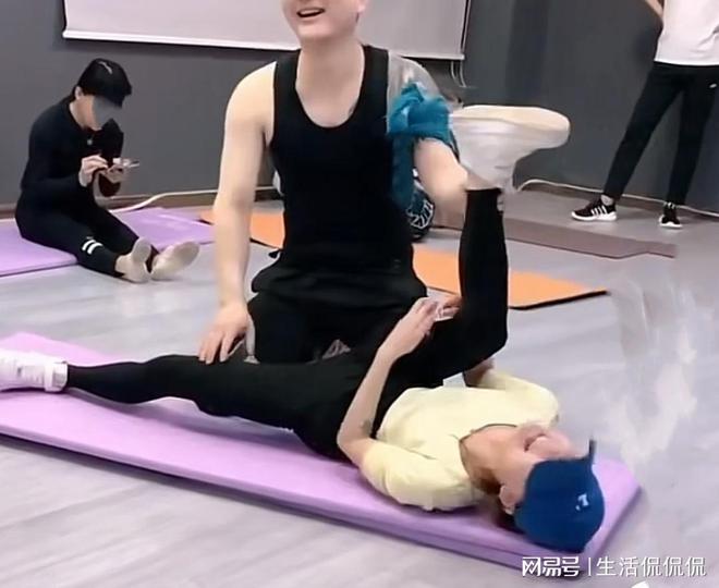 leyu乐鱼官网精干男锻练教瑜伽时跟女生密切打仗并请求把腿翻开真怕他不由得(图4)