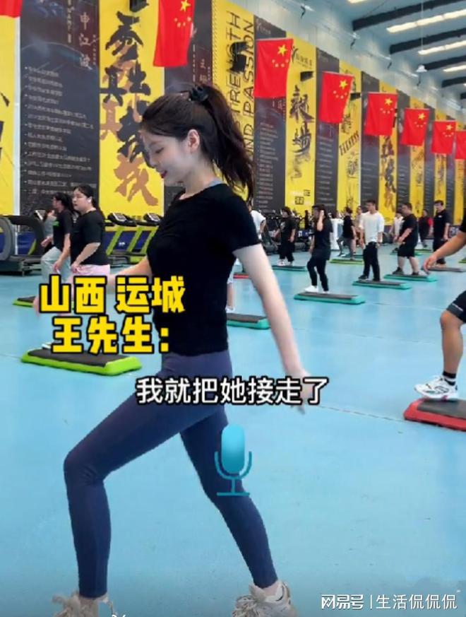 leyu乐鱼官网精干男锻练教瑜伽时跟女生密切打仗并请求把腿翻开真怕他不由得(图11)
