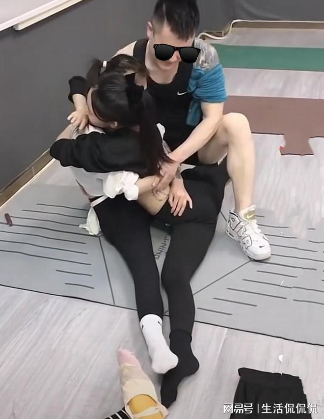 leyu乐鱼官网精干男锻练教瑜伽时跟女生密切打仗并请求把腿翻开真怕他不由得(图6)