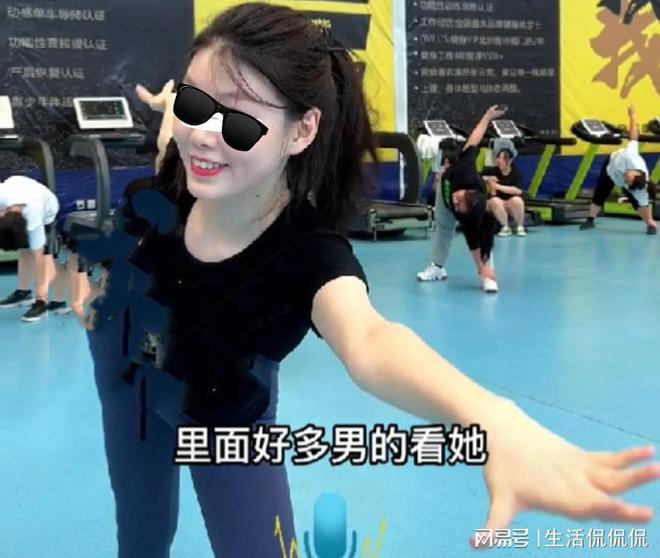 leyu乐鱼官网精干男锻练教瑜伽时跟女生密切打仗并请求把腿翻开真怕他不由得(图8)