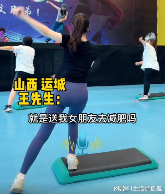 leyu乐鱼官网精干男锻练教瑜伽时跟女生密切打仗并请求把腿翻开真怕他不由得(图9)